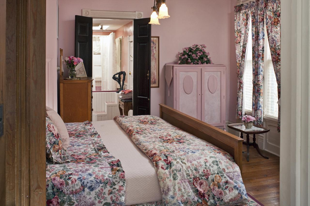 Cliff Cottage Inn Юрека Спрингс Екстериор снимка