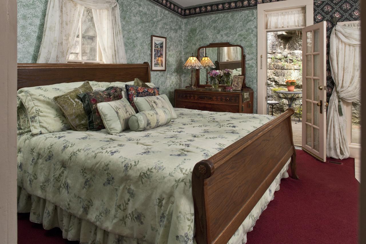 Cliff Cottage Inn Юрека Спрингс Екстериор снимка