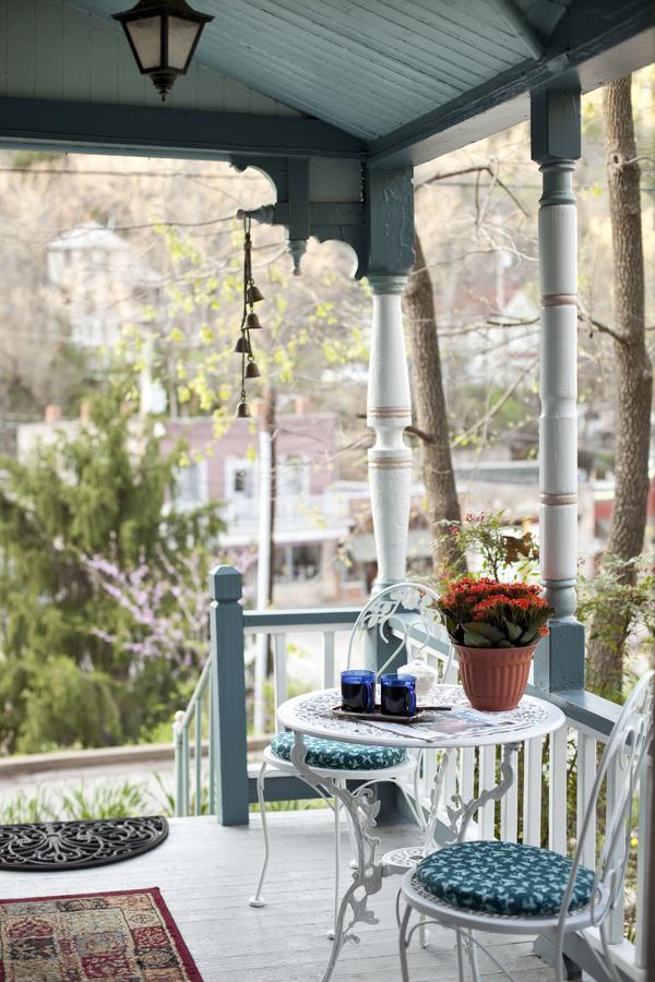Cliff Cottage Inn Юрека Спрингс Екстериор снимка