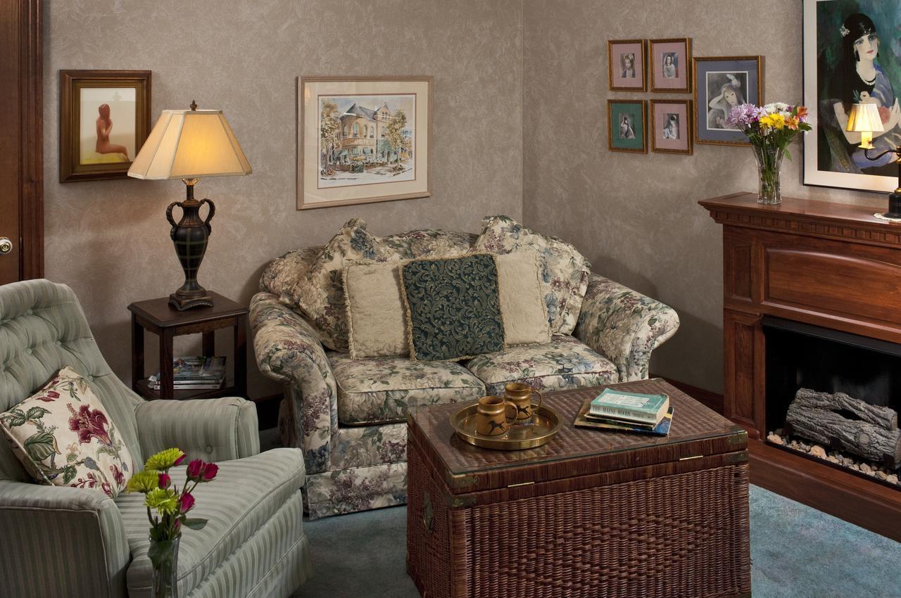 Cliff Cottage Inn Юрека Спрингс Екстериор снимка