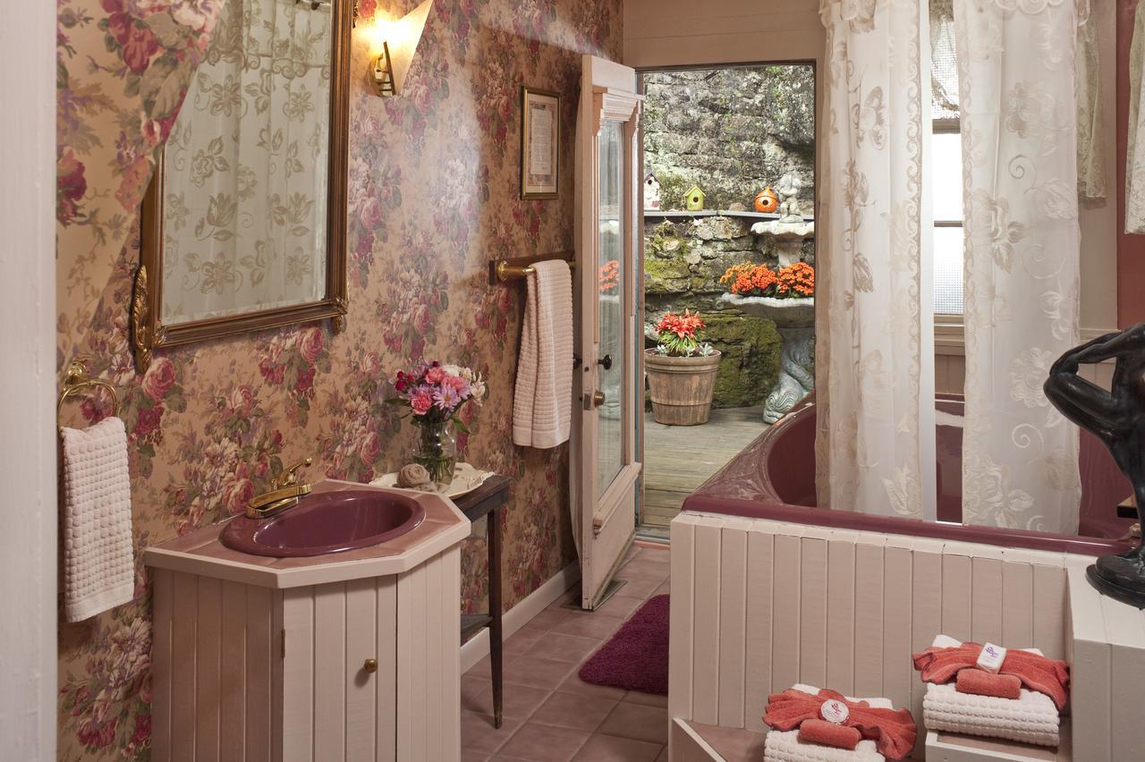 Cliff Cottage Inn Юрека Спрингс Екстериор снимка