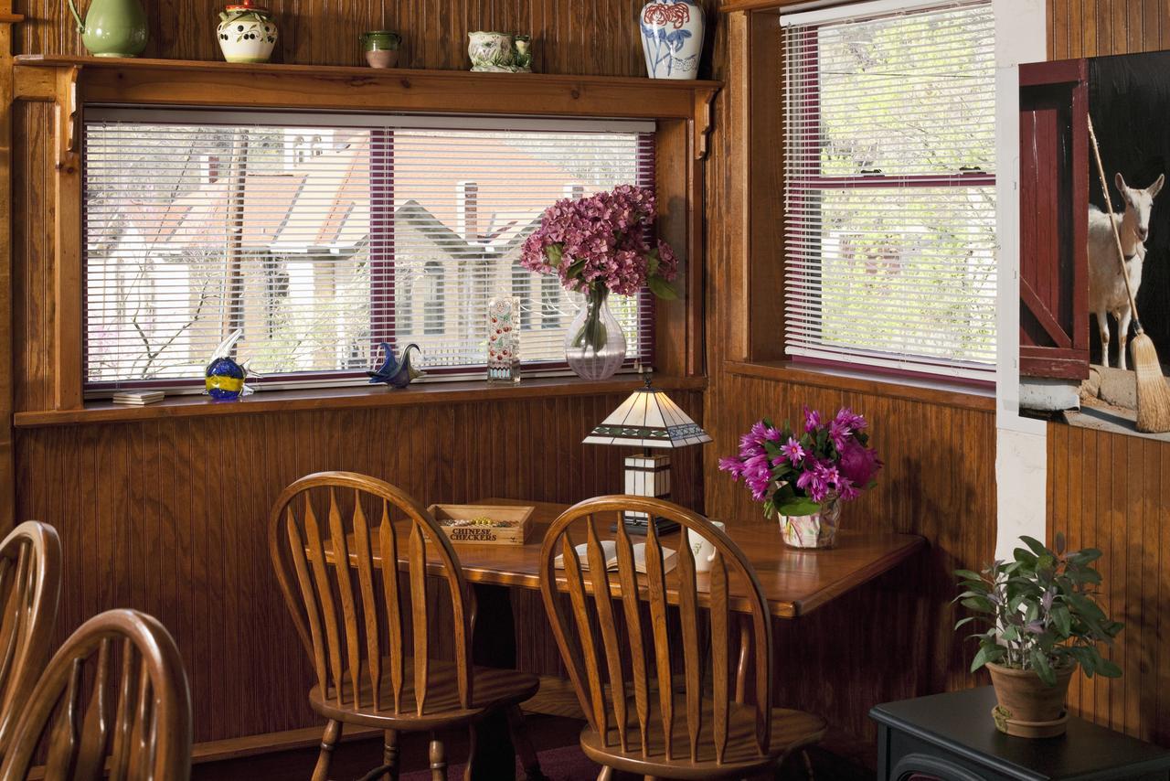 Cliff Cottage Inn Юрека Спрингс Екстериор снимка